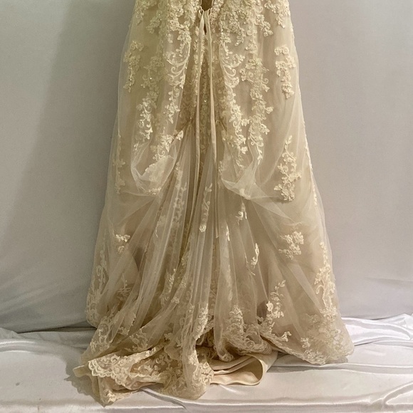 Maggie Sottero Couture Women's 8 Cream Wedding Dress - Picture 6 of 7